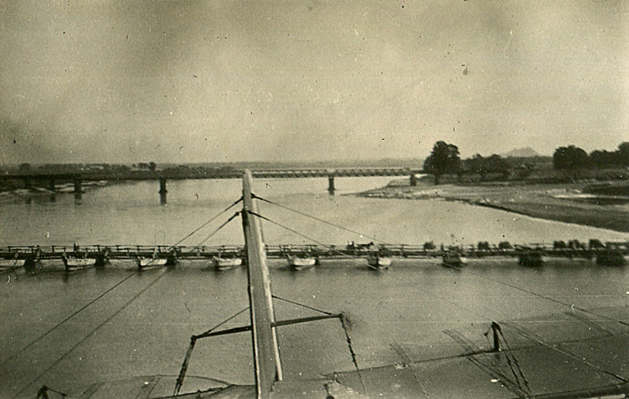 The Nowshera Boat and Railway Bridges spanning the Kabul River, as seen from the air, circa 1920.