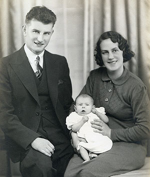 Image William Hellyer Geake and Phyllis Grace Geake (nee Weaver)<br>with their first child.